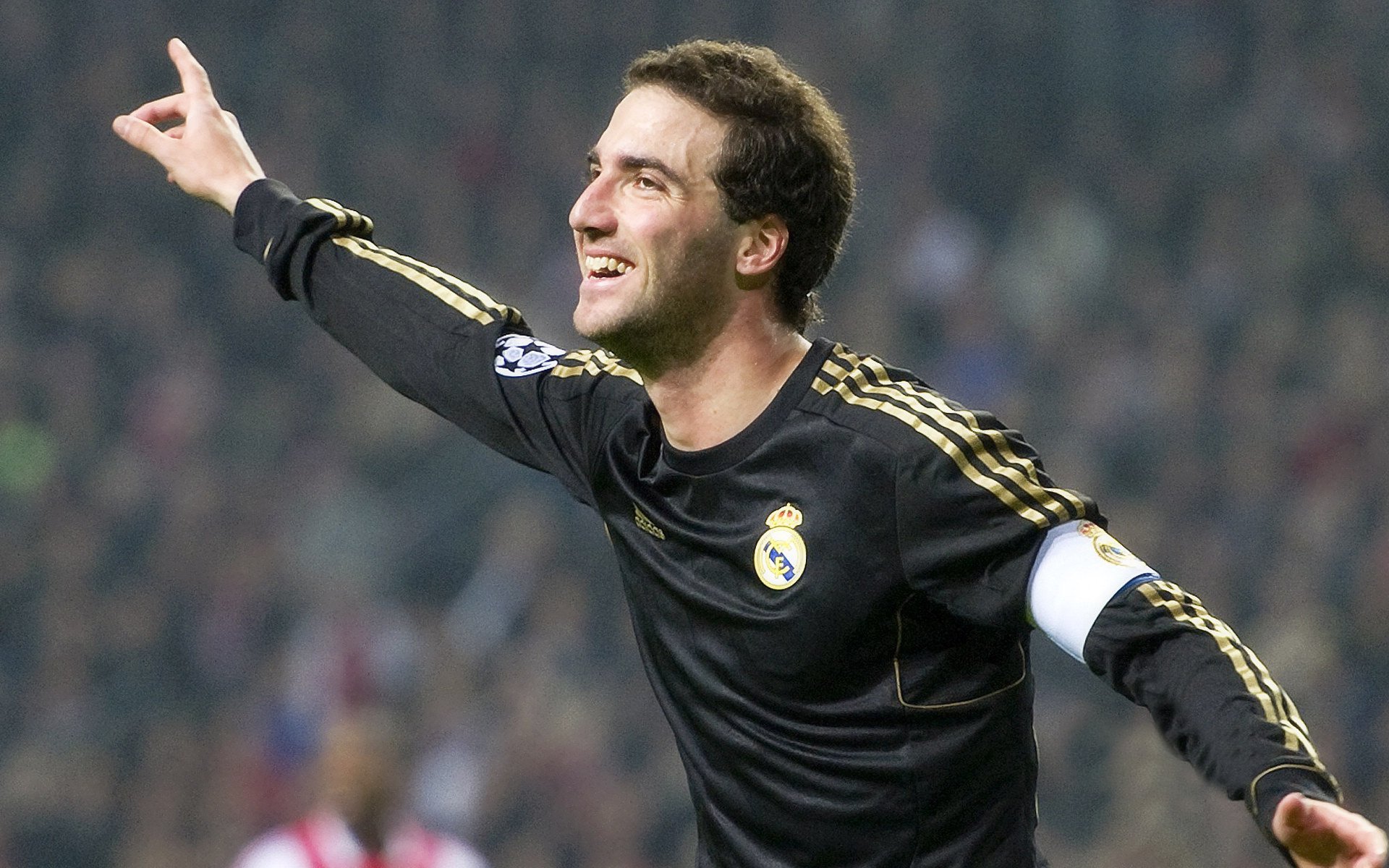 华体会体育平台-全黑队迅猛的进攻与压迫防守为其在比赛中创造了多次得分机会,全黑队战舞